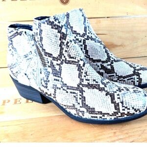 Arizona Jean Company Snake Print Ankle Booties Size 9.5M Cream Gray Side Zipper